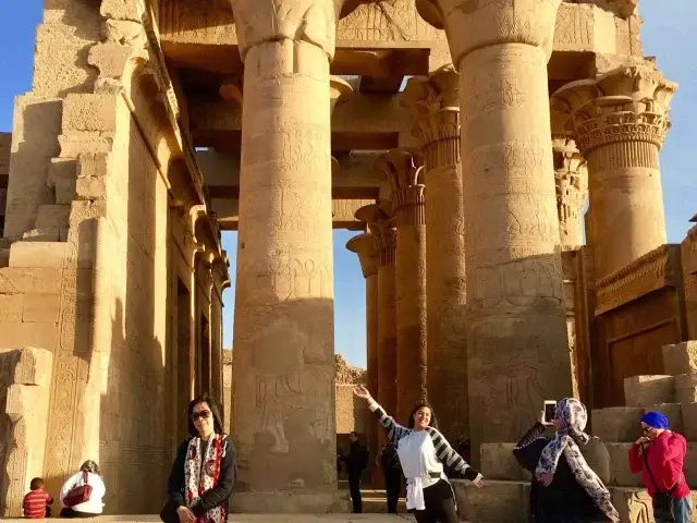 Esna Lock & Temple Guide 2026: Nile Cruise Stop, Khnum Temple & Photo Tips