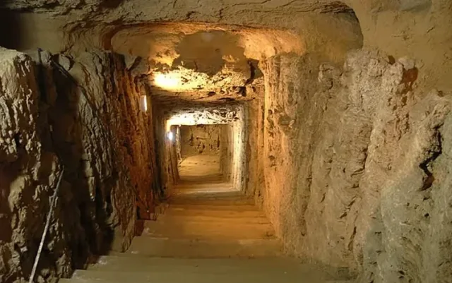 Catacombs of Kom El Shoqafa & Pompey's Pillar Tour — Cultural Day Trips in Alexandria