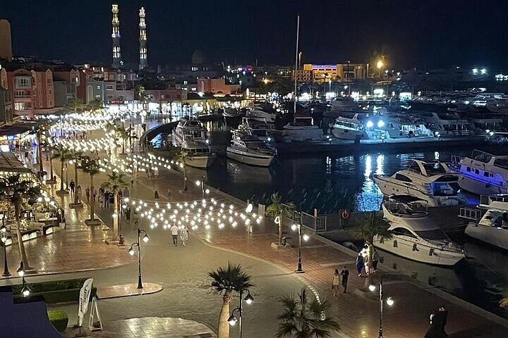 البلدة القديمة ليلًا