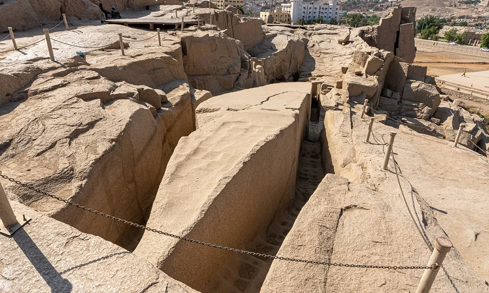 オベリスクの彫刻された溝と周囲の岩を切り出した水路を見下ろす高台からの眺め