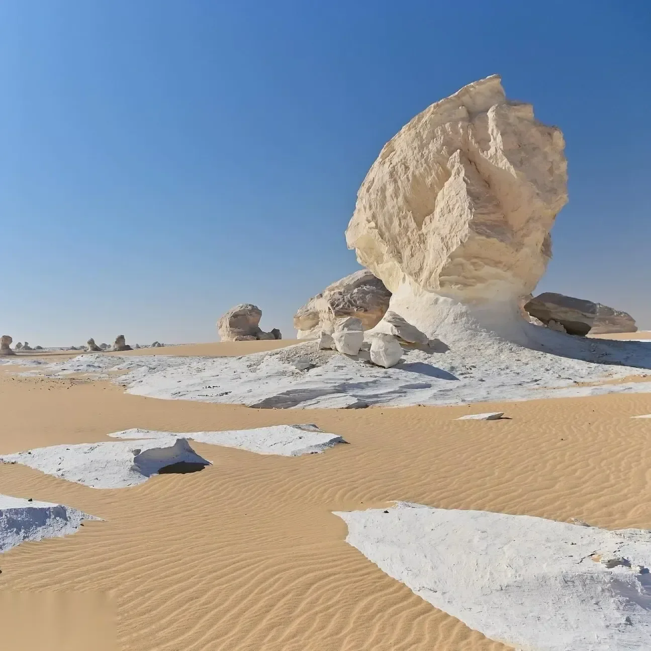 سفاري تخييم ليلي في الصحراء البيضاء in الصحراء البيضاء — view 4